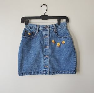 VINTAGE | Jordache Denim Daisy Embroidered Mini Skirt | 5/6